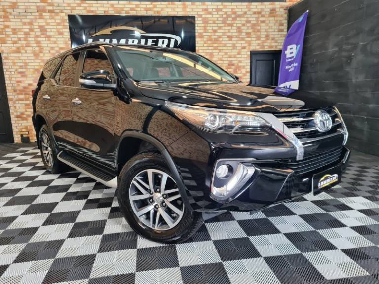 TOYOTA - HILUX SW4 - 2017/2017 - Preta - R$ 218.900,00