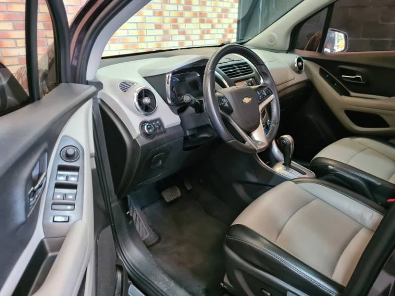 CHEVROLET - TRACKER - 2015/2016 - Roxa - R$ 78.000,00
