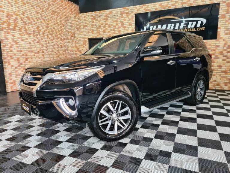 TOYOTA - HILUX SW4 - 2017/2017 - Preta - R$ 218.900,00