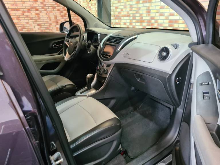 CHEVROLET - TRACKER - 2015/2016 - Roxa - R$ 78.000,00