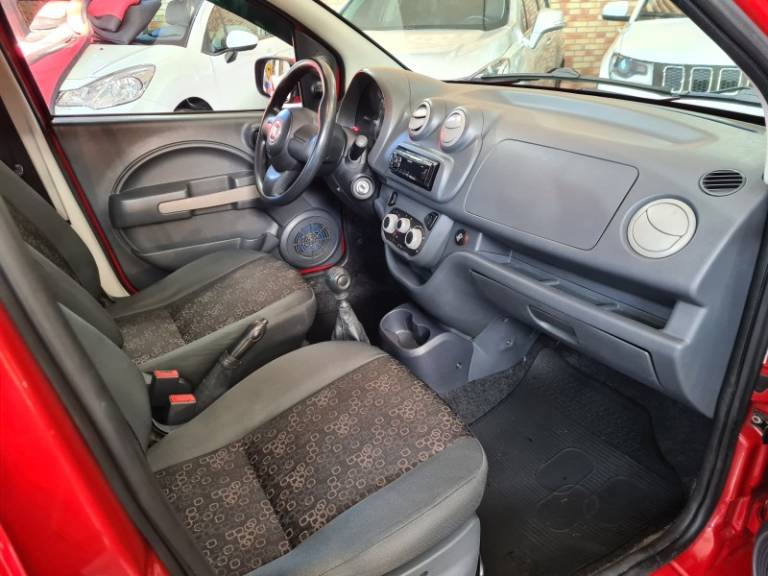 FIAT - UNO - 2011/2012 - Vermelha - R$ 29.900,00