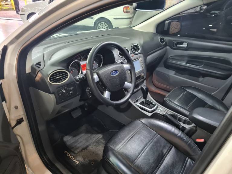 FORD - FOCUS - 2011/2012 - Branca - R$ 44.900,00