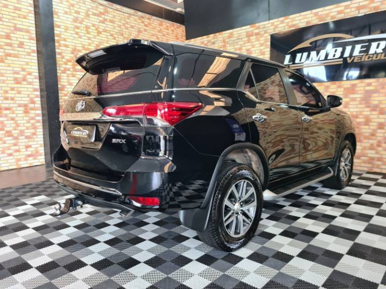 TOYOTA - HILUX SW4 - 2017/2017 - Preta - R$ 218.900,00