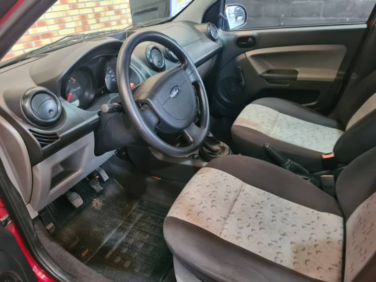 FORD - FIESTA - 2008/2009 - Vermelha - R$ 23.500,00