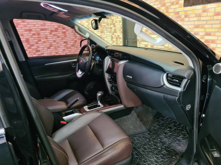 TOYOTA - HILUX SW4 - 2017/2017 - Preta - R$ 218.900,00