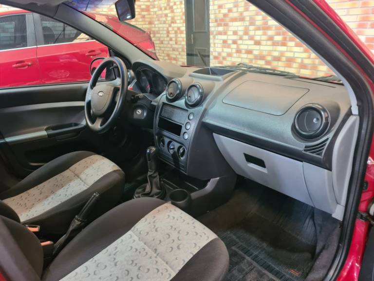 FORD - FIESTA - 2008/2009 - Vermelha - R$ 23.500,00
