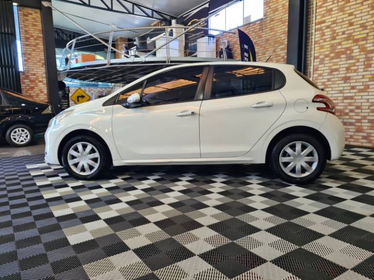 PEUGEOT - 208 - 2013/2014 - Branca - R$ 31.000,00