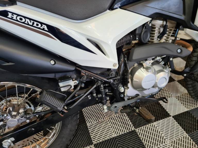 HONDA - NXR 160 - 2021/2022 - Branca - R$ 21.000,00