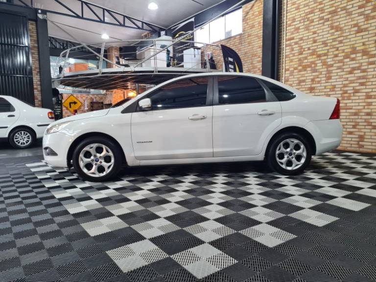 FORD - FOCUS - 2011/2012 - Branca - R$ 44.900,00