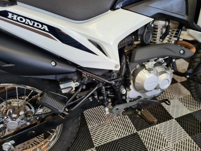 HONDA - NXR 160 - 2021/2022 - Branca - R$ 22.000,00