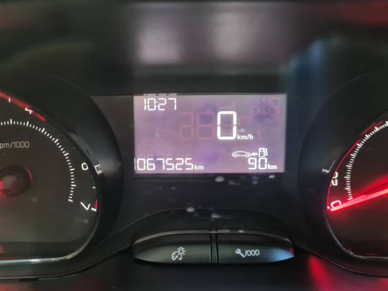 PEUGEOT - 208 - 2013/2014 - Branca - R$ 31.000,00