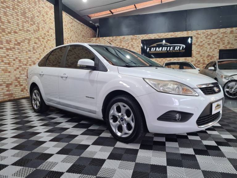 FORD - FOCUS - 2011/2012 - Branca - R$ 44.900,00