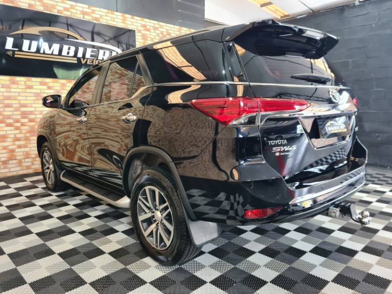 TOYOTA - HILUX SW4 - 2017/2017 - Preta - R$ 218.900,00