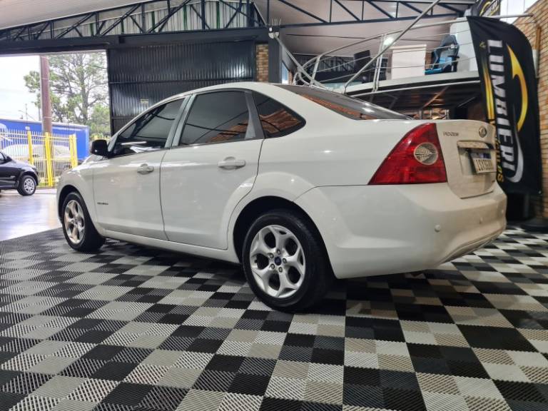 FORD - FOCUS - 2011/2012 - Branca - R$ 44.900,00