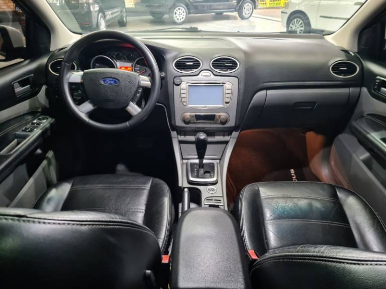 FORD - FOCUS - 2011/2012 - Branca - R$ 44.900,00
