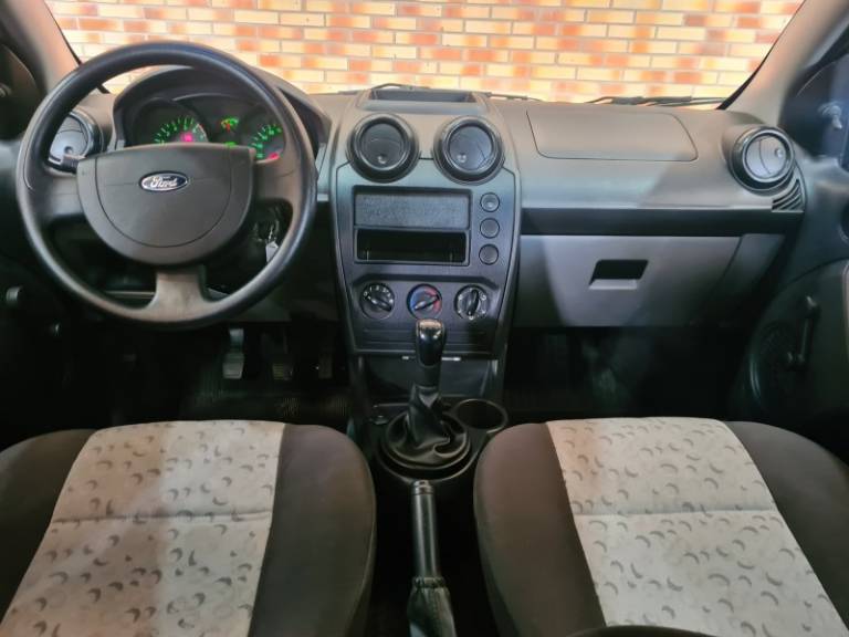 FORD - FIESTA - 2008/2009 - Vermelha - R$ 23.500,00