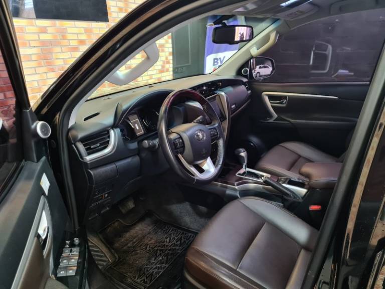 TOYOTA - HILUX SW4 - 2017/2017 - Preta - R$ 218.900,00