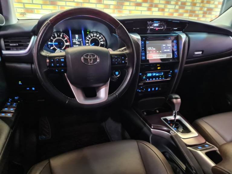 TOYOTA - HILUX SW4 - 2017/2017 - Preta - R$ 218.900,00