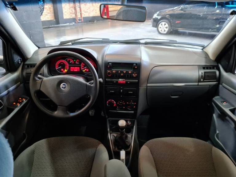 FIAT - PALIO - 2006/2007 - Preta - R$ 36.000,00